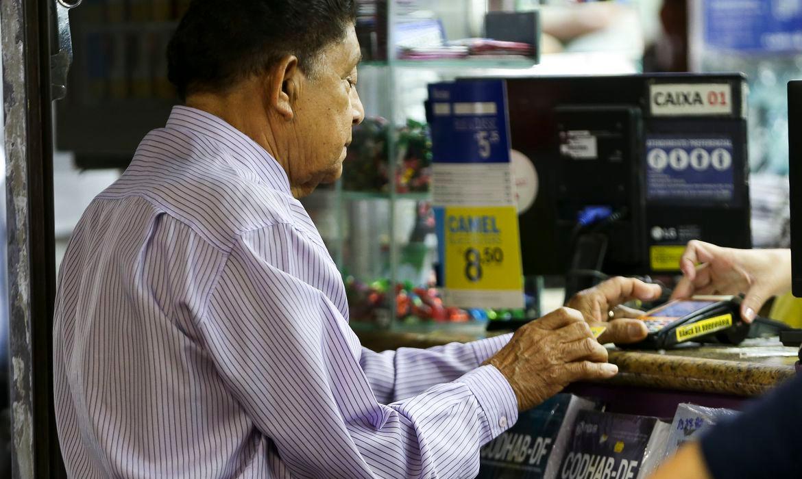 Os valores finais foram modulados a partir da variação de 0,17 ponto porcentual para ambas as taxas, que foram aprovadas por membros do governo, aposentados e trabalhadores (Marcelo Camargo/ Agência Brasil)