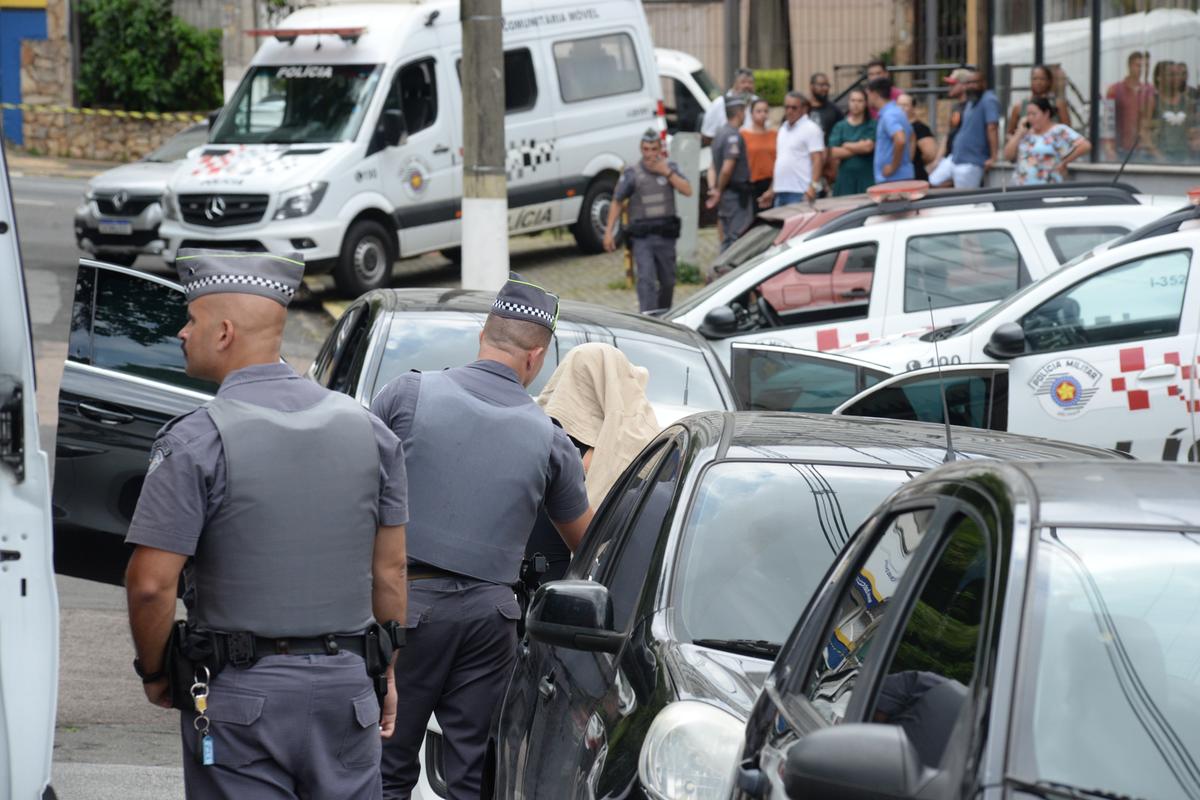 Policiais militares trabalham na cena do crime que chocou Campinas, onde um advogado foi morto esganado por matadores de aluguel (Alessandro Torres)