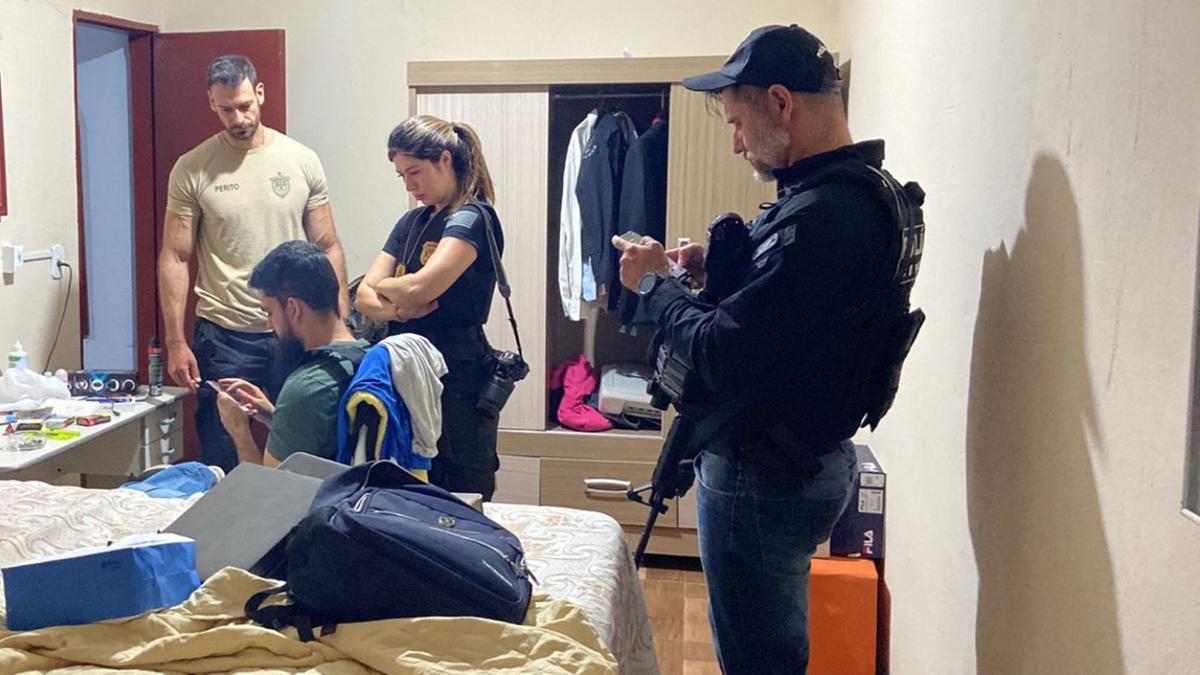 Policiais investigam residência de um dos acusados de armazenar e distribuir conteúdo pornográfico infantil (Divulgação)