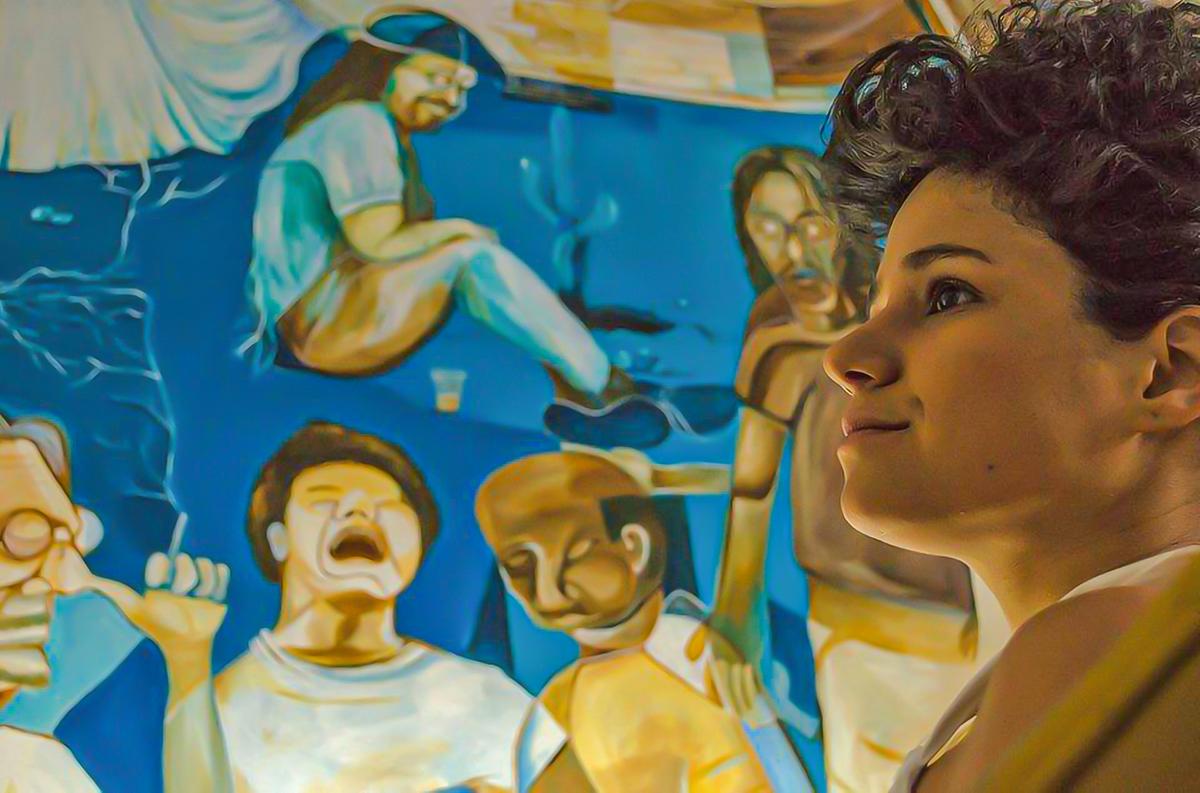 Kate Manhães diante de uma de suas obras. Abaixo, mais criações (Divulgação)