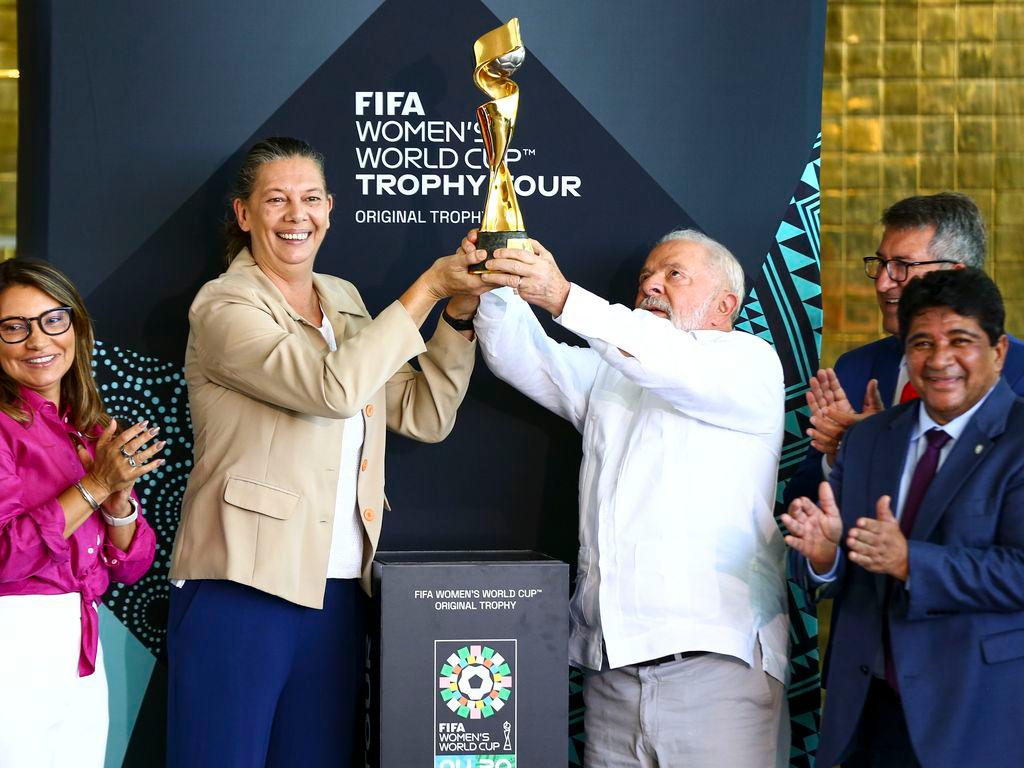 O presidente da CBF, Ednaldo Rodrigues, a ministra do Esporte, Ana Moser, e o presidente Luiz Inácio Lula da Silva durante apresentação da Taça da Copa do Mundo de Futebol Feminino de 2023 (Marcelo Camargo/Agência Brasil)