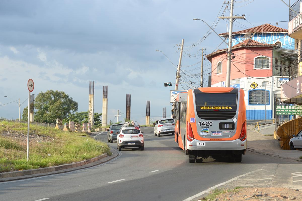 Ônibus da nova linha BRT 10, que começou a operar na sexta-feira, trafega pela marginal do corredor. no trecho ainda inacabado do Lote 4 do projeto no distrito do Ouro Verde (Alessandro Torres)