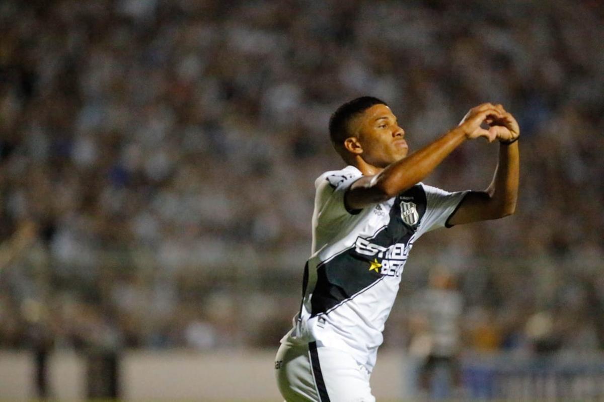 Eliel comemora o segundo gol da Macaca (Marcos Ribolli/Especial PontePress)