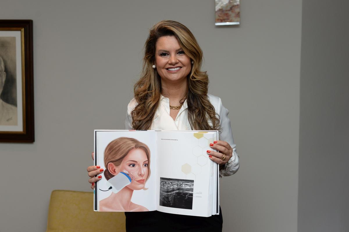 Dra. Gisele Donola, da Ágiles Odontologia, de Sumaré, com um de seus livros (Alessandro Torres)