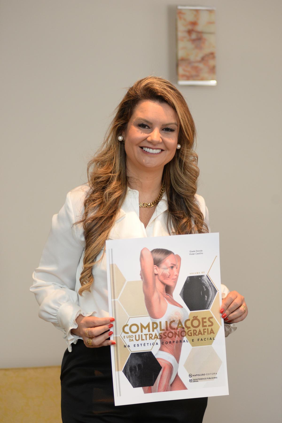 Gisele Donola, autora de dois livros sobre complicações, considera essencial o esclarecimento sobre os cuidados atrelados aos procedimentos (Alessandro Torres)