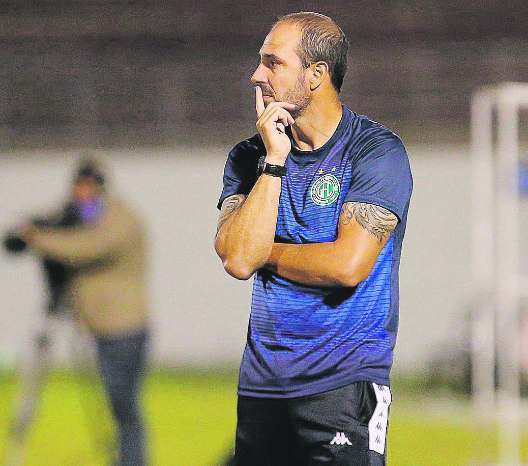 Allan estuda a melhor opção para substituir Bruno Sávio, vetado pelo departamento médico por lesão (Thomaz Marostegan/Guarani FC)