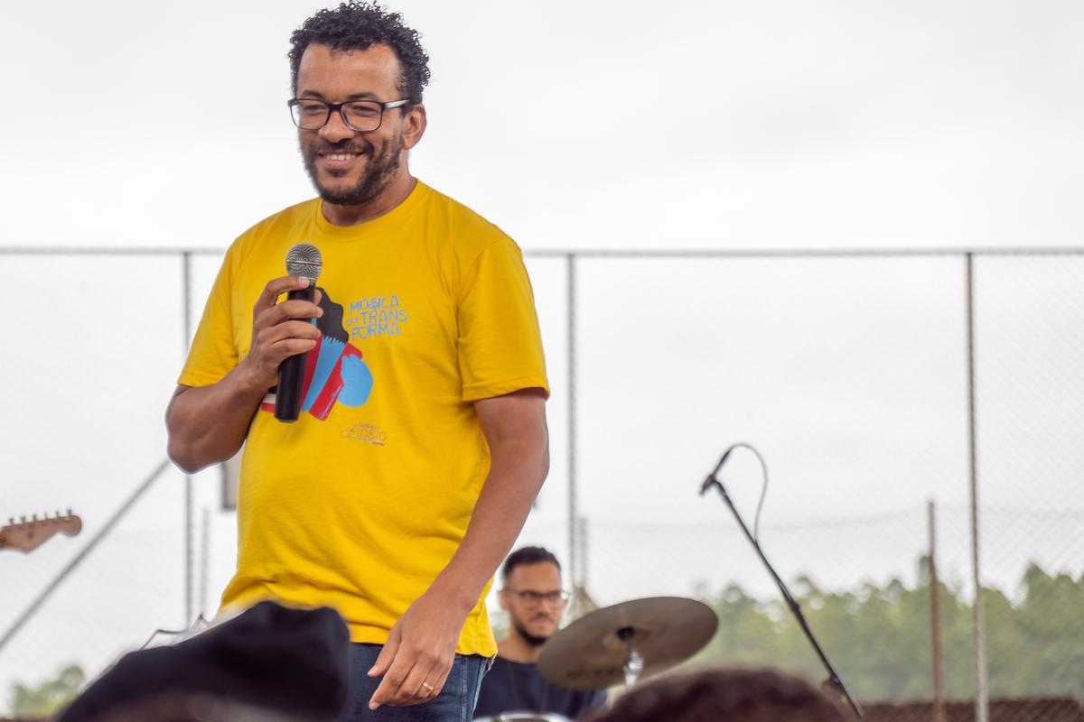 O músico Luccas Soares, fundador do Instituto Anelo, no Jardim Florence I, afirma que é quase impossível fazer cultura no País se não tiver leis de incentivo (Divulgação)