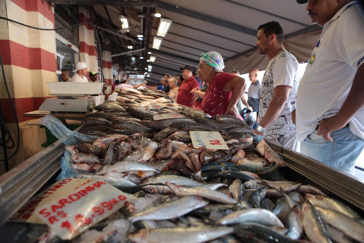 Setor de pescados do Mercadão esteve lotado de consumidores ontem : sardinha, bacalhau, corvina, tilápia e cação são os peixes mais procurados (Rodrigo Zanotto)