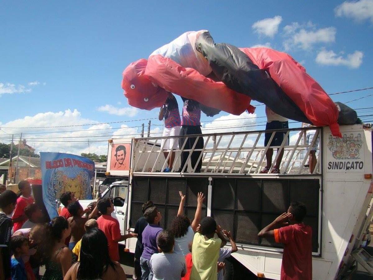 Rapaziada do Bloco Da Pegada, da Vila Costa e Silva, recebe o bonecão cheio de balas e doces para a tradicional festa de Malhação de Judas, que acontecerá na manhã deste Sábado de Aleluia, com muito samba e alegria (Divulgação)