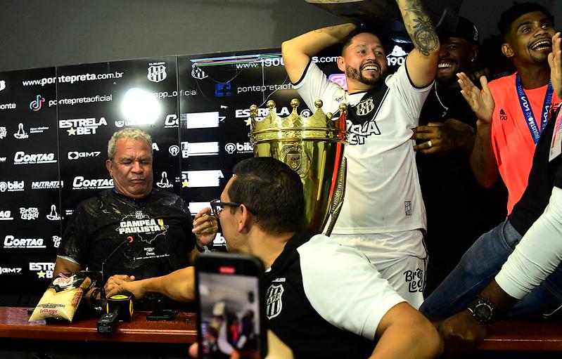 Técnico Hélio dos Anjos foi festejado pelos jogadores durante entrevista coletiva (Diego Almeida/PontePress)