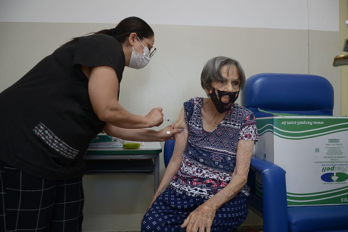 Uma das pessoas que não perdeu tempo e buscou se imunizar no primeiro dia foi Tereza Lucena, de 94 anos. (Alessandro Torres)