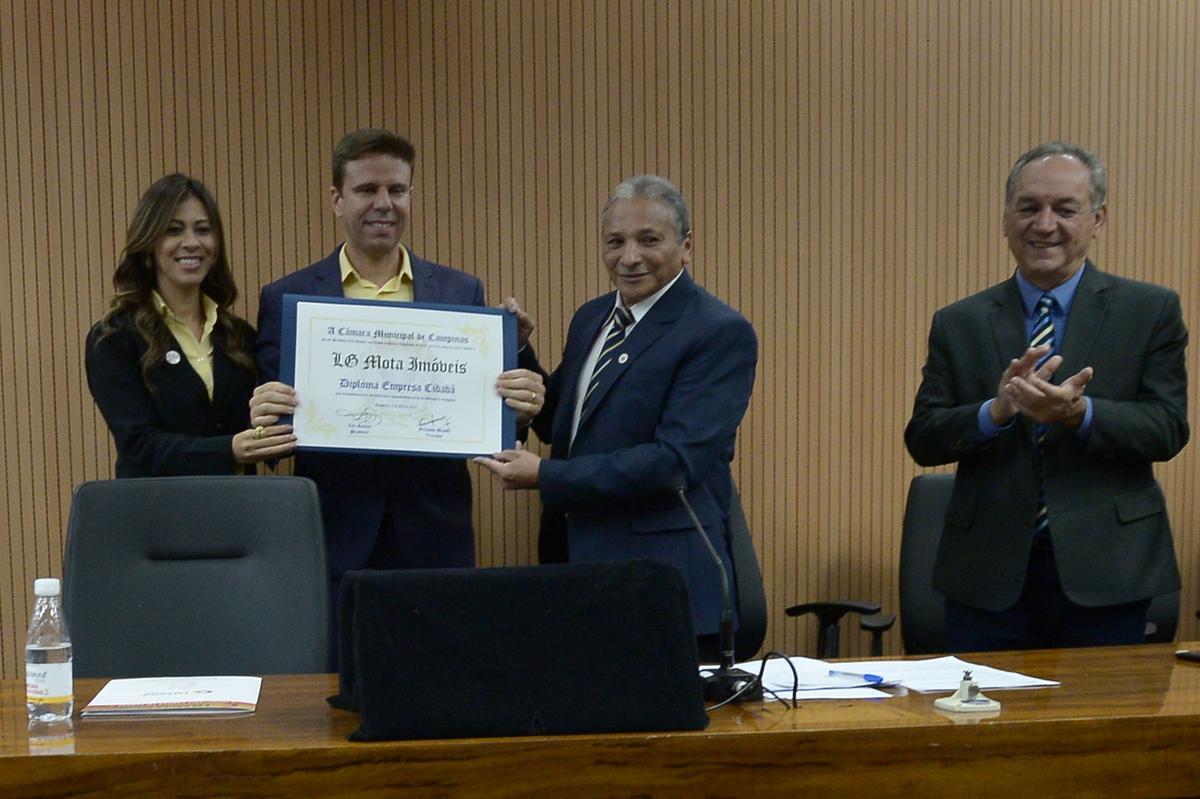 O empresário Léo Gaspar Mota, fundador da LG Mota Imobiliária, recebe a honraria de Empresa Cidadã em solenidade na Câmara de Campinas (Alessandro Torres)