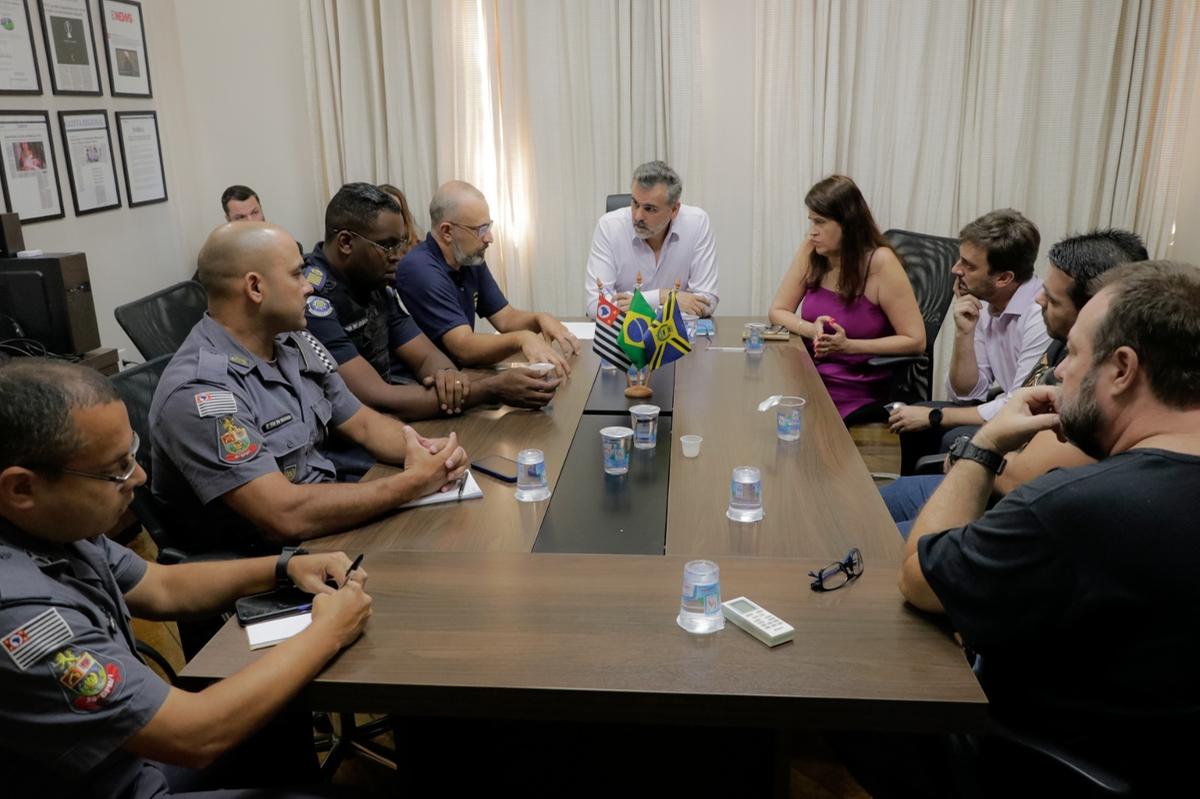 O prefeito Gustavo Reis (ao centro) se reuniu com secretários e representantes das forças de segurança (Samuel Oliveira)
