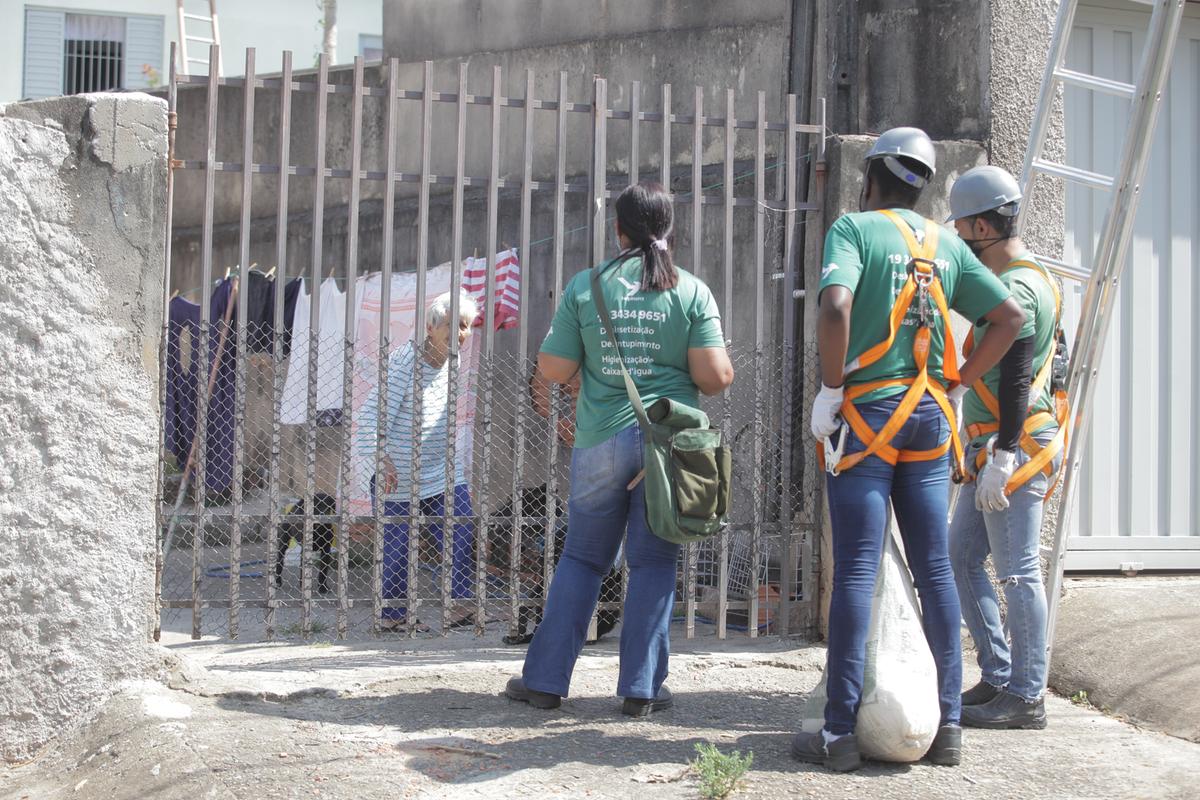 Agentes de saúde vistoriam residência em trabalho de prevenção à dengue: Secretaria de Saúde adverte que o poder público não tem condições de nebulizar todas as casas (Kamá Ribeiro)