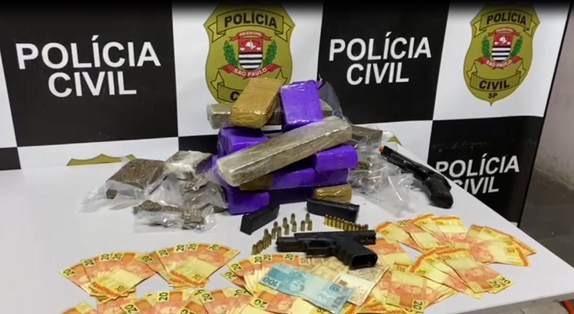 7 quilos de maconha, duas pistolas, uma delas de mentira, munições e muita grana encontrada no açougue (Divulgação)