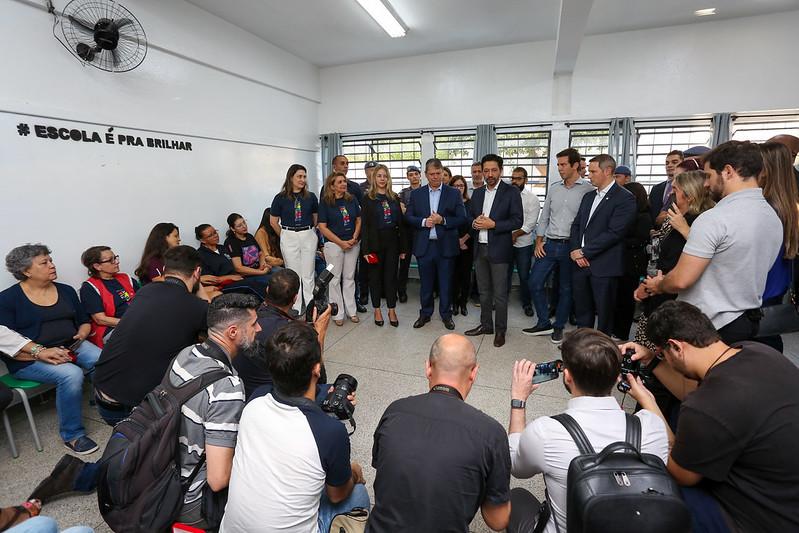 O governador Tarcísio de Freitas (Republicanos) ao lado dos secretários de Educação, Renato Feder, e de Segurança Pública, Guilherme Derrite, do prefeito Ricardo Nunes (PSDB) à Escola Estadual Thomazia Montoro (Marcelo S. Camargo / Governo do Estado de SP)