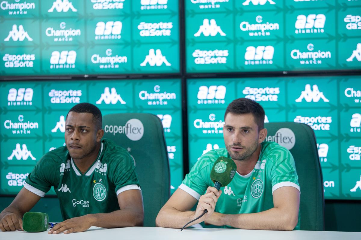 Diego Porfírio à esquerda e o goleiro Pegorari à direita (Thomaz Marostegan/Guarani FC)