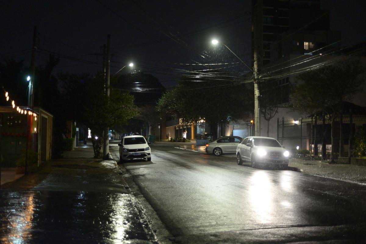 Rua Padre Almeida no Cambuí, onde uma mulher foi sequestrada pela quadrilha de menores do Campo Belo (Alessandro Torres)