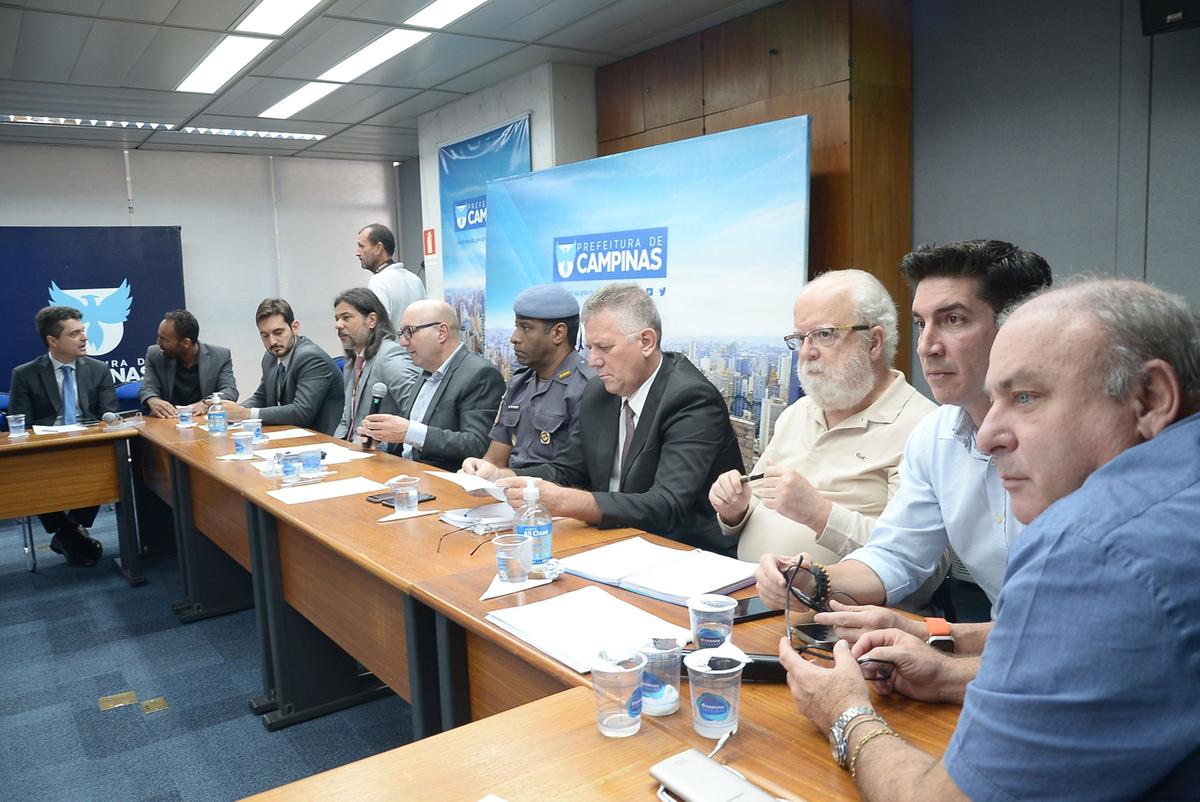 Dário Saadi se reuniu ontem com representantes das polícias Federal, Militar e Civil, além da Guarda Municipal e secretaria de Educação, para discutir a situação das escolas (Alessandro Torrres)