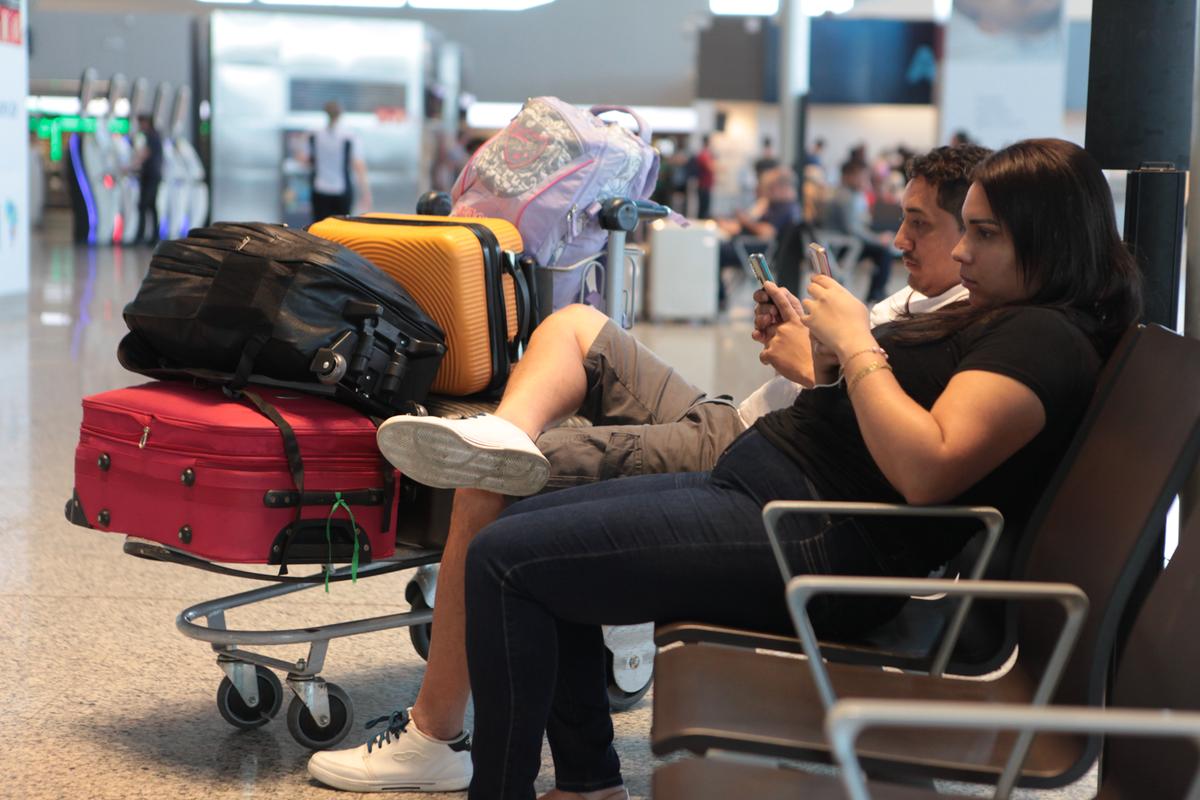 Passageiros aguardam voo no Aeroporto de Viracopos, na tarde de ontem: cuidado redobrado com bagagens tornou-se prioridade após o caso envolvendo brasileiras na Alemanha (Rodrigo Zanotto)