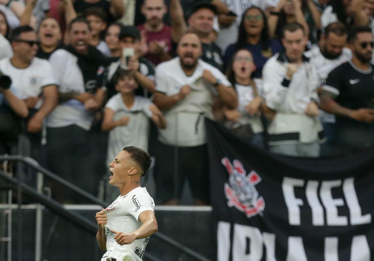 O jovem meia tabelou com Vera e bateu firme ao receber na grande área (Rodrigo Coca/ Corinthians)