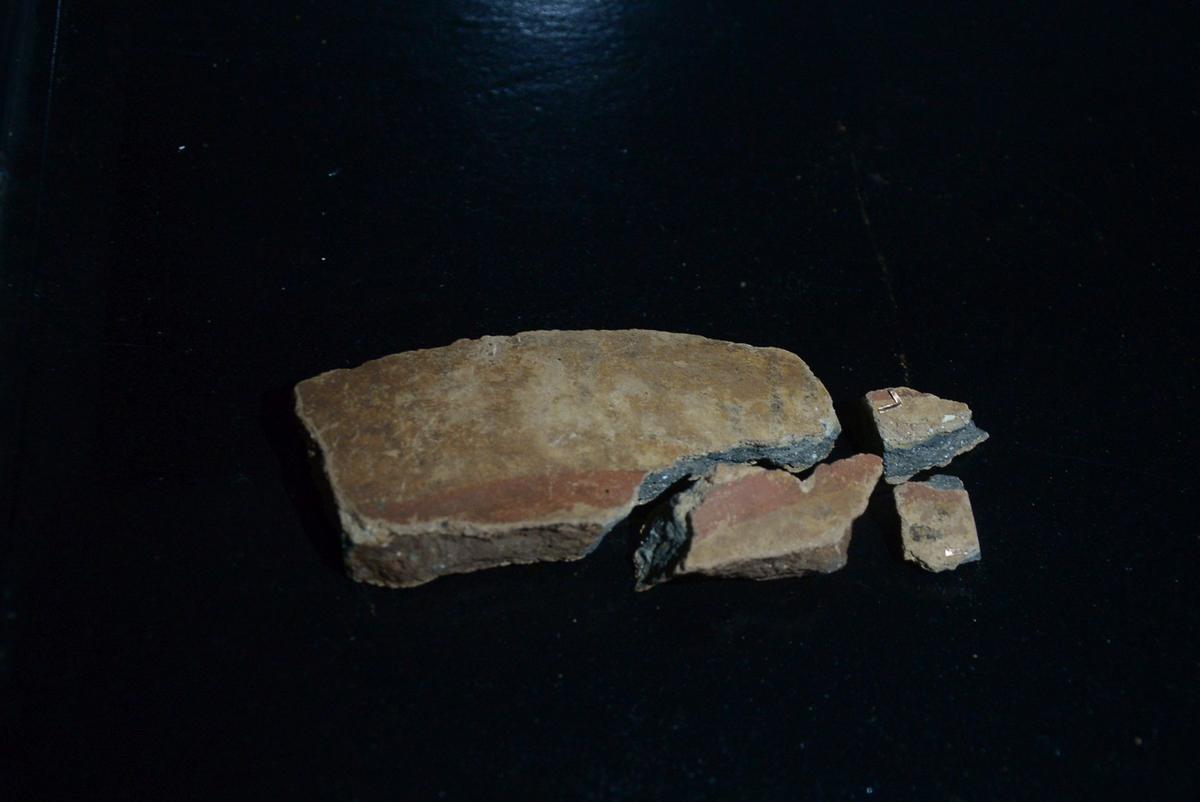 Pesquisadores estudam peças de cerâmica encontradas na cidade (Alessandro Torres)