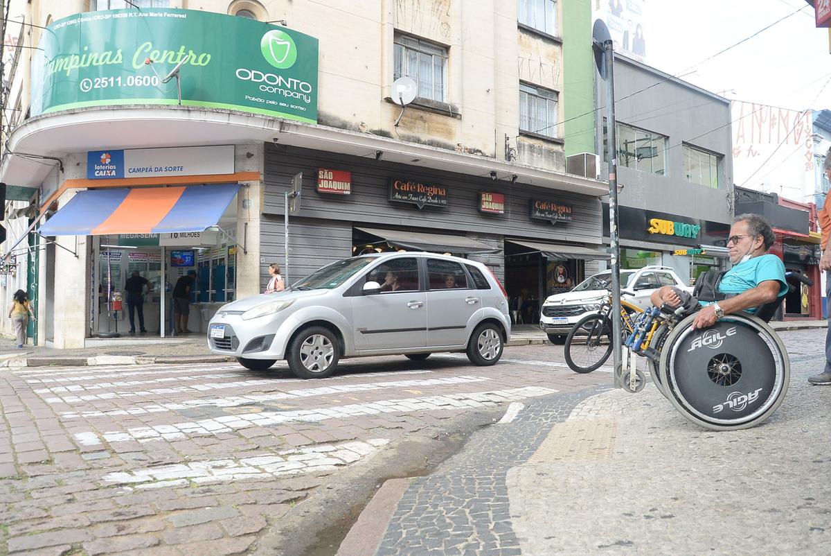 Calçadas desniveladas e inclinações das ruas são dificuldades enfrentadas por pessoas com deficiências para locomoção na região central, assim como em vários bairros da cidade (Alessandro Torres)