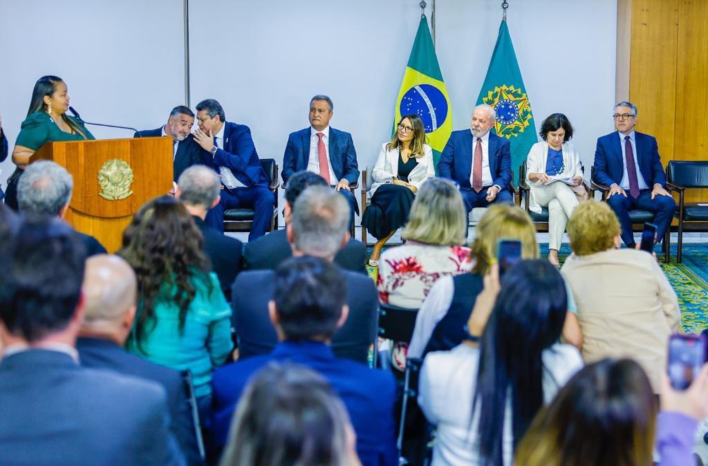 Lula assina projeto de lei que garante verba para piso da enfermagem (Ricardo Stuckert/ PR)
