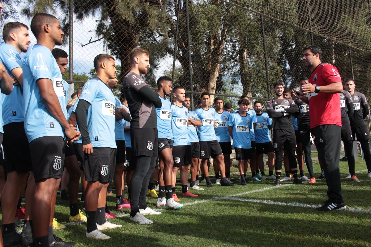 Felipe Moreira conversa com o elenco da Ponte Preta (Diego Almeida/PontePress)