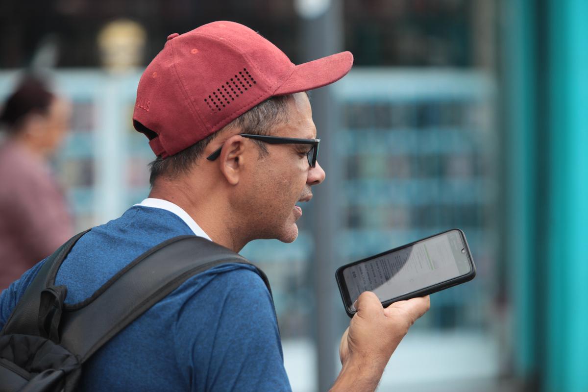 Especialistas em segurança pública alertam para que as pessoas redobrem os cuidados com seus celulares em ambientes abertos e públicos (Rodrigo Zanotto)