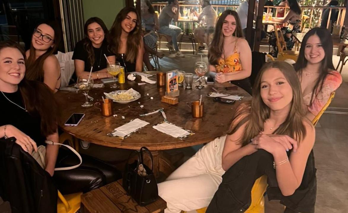 Com as amigas Mirella Carvalho, Susana Groot, Débora Sabino, Agustina Bauza, Clementine Barre e Sofia Sasse (Arquivo pessoal)