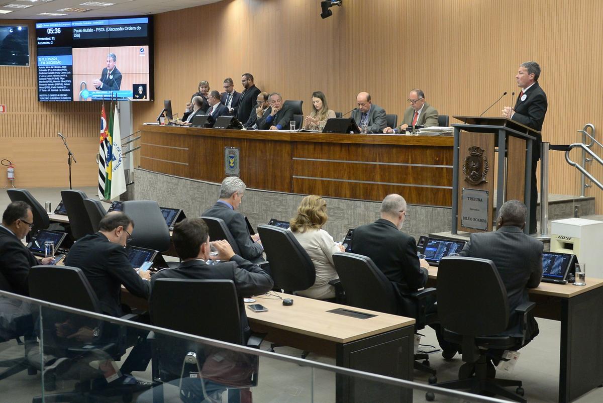 O vereador Paulo Bufalo, do PSOL, discursa no plenário da Câmara durante a sessão de ontem na qual foi aprovado o projeto que autoriza pagamento de 13º salário e férias (Alessandro Torres)