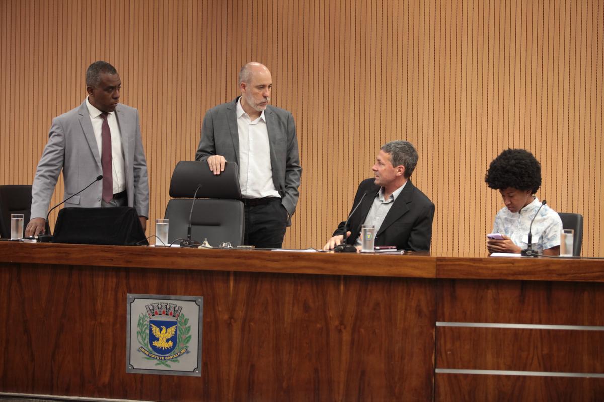 O vereador Major Jaime (PP), relator da CPI, observa os seus colegas Paulo Gaspar (Novo), Paulo Bufalo (PSOL) e Paolla Miguel (PT), a única integrante da comissão que se absteve (Rodrigo Zanotto)