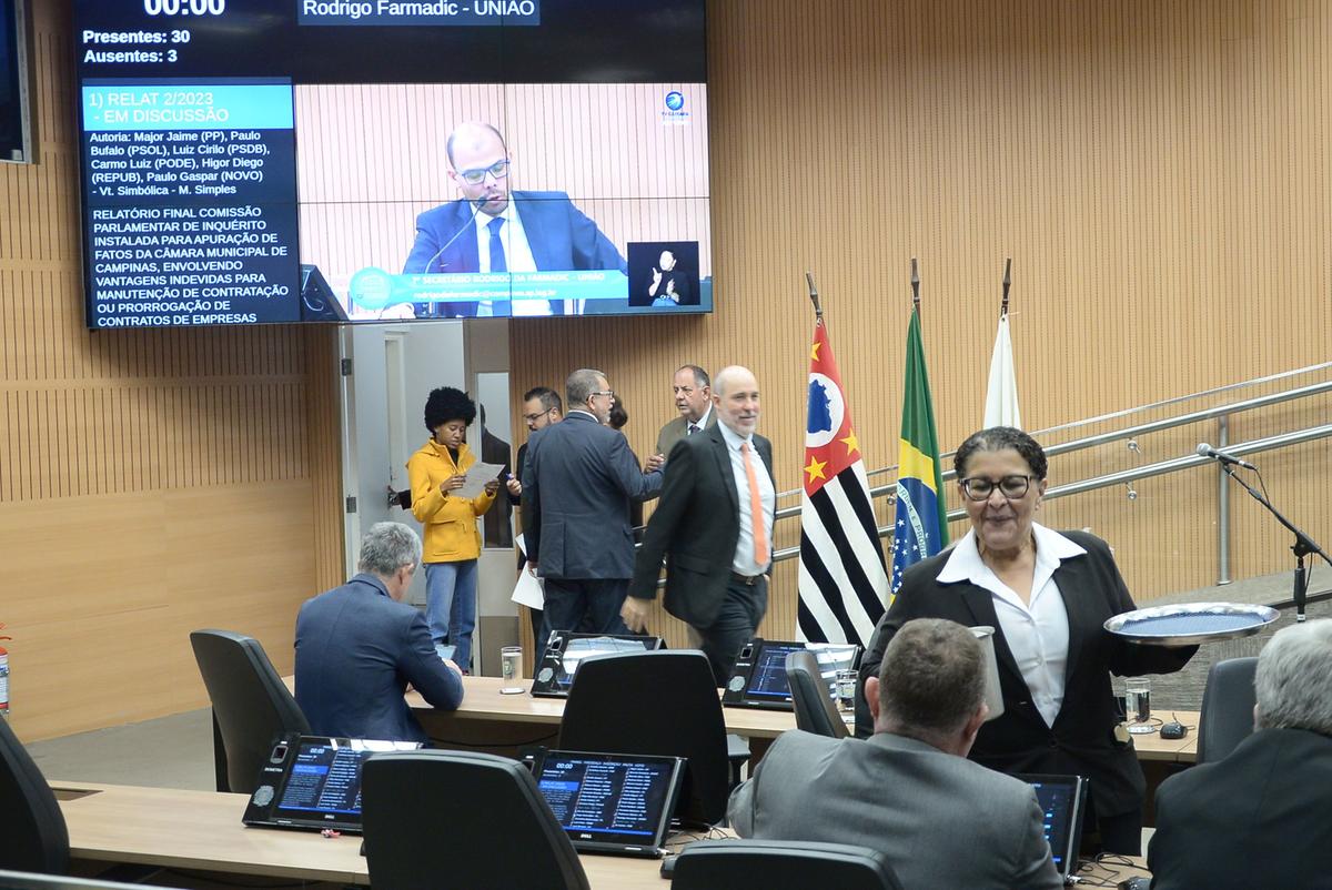 Ao final da sessão ordinária de ontem, o vereador Rodrigo da Farmadic ainda lia as últimas páginas do relatório da CPI da Propina, cuja conclusão ficou para a próxima semana (Alessandro Torres)
