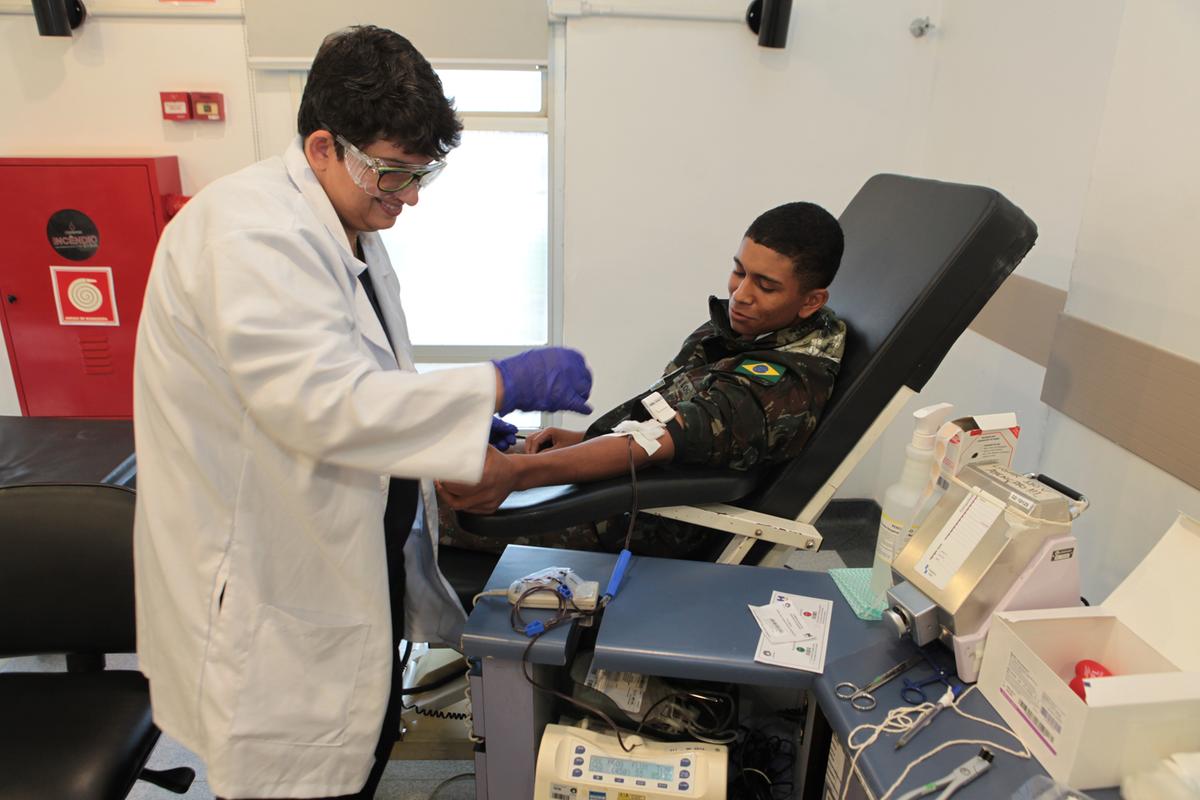Webster Silva Nogueira, 19 anos, durante sua primeira doação de sangue, que classificou como a realização de um sonho: "Sempre tive vontade de doar sangue para ajudar as pessoas" (Rodrigo Zanotto)