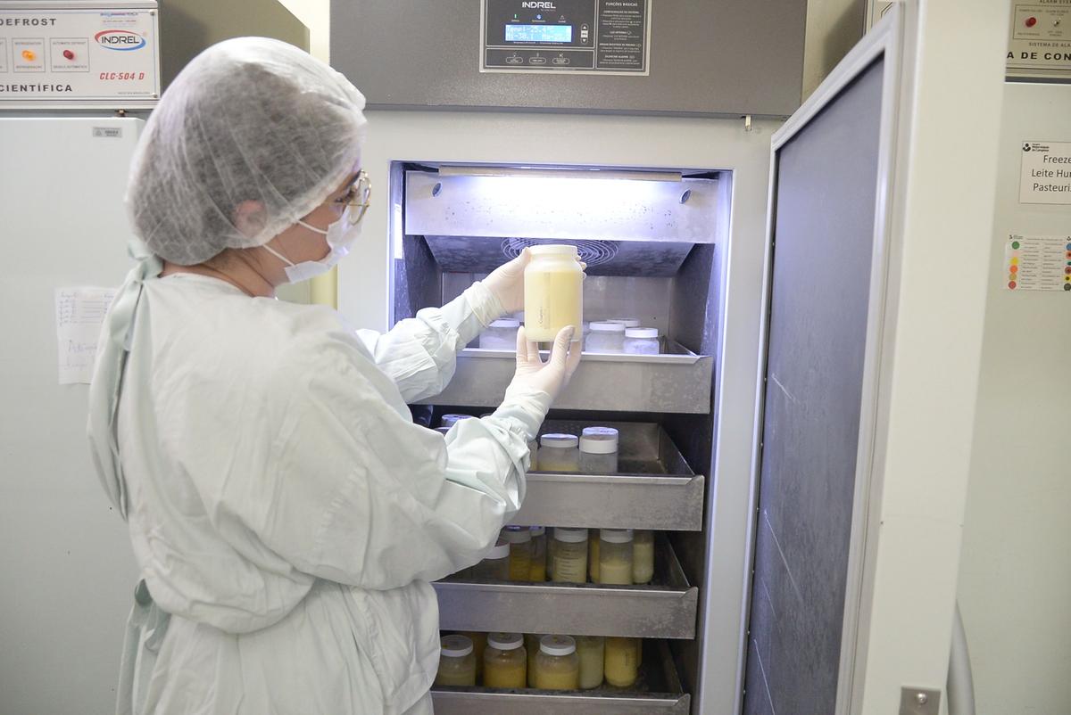 Funcionária da Maternidade de Campinas mostra o estoque de leite humano disponível: hospital pede doações para recompor nível ideal (Alessandro Torres)