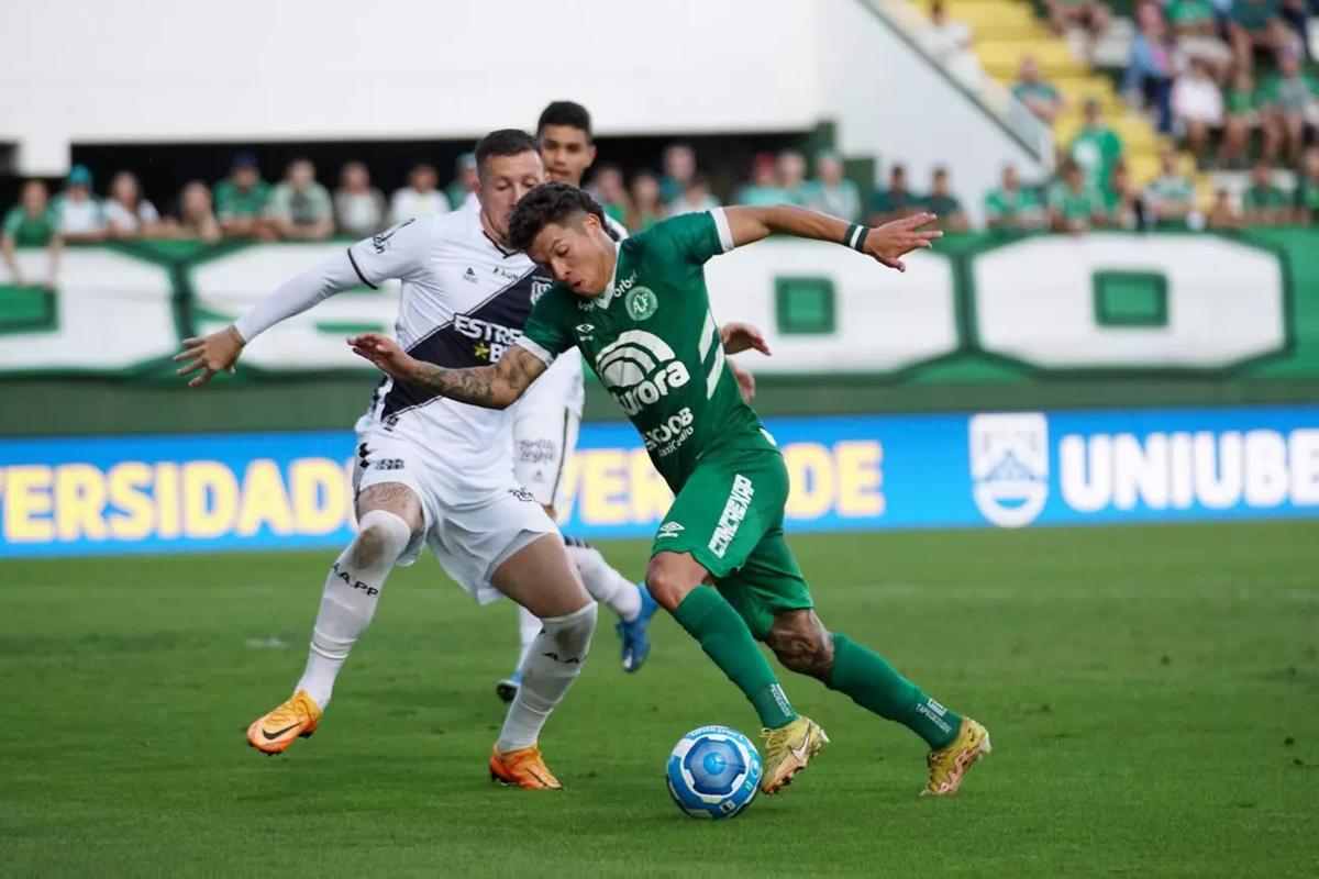 Fábio Sanches em disputa de bola em Chapecó (Tiago Meneghini/ACF)