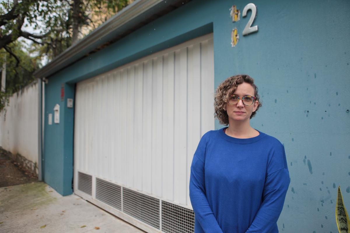 Renata Olah em frente à sua residência, que teve números de identificação furtados em mais de uma ocasião: sem queixa formal à Polícia (Rodrigo Zanotto)