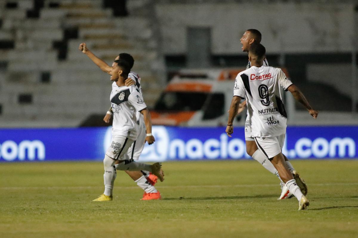 Mailton comemora com os companheiros o primeiro gol da Macaca (Karen Fontes/PontePress)