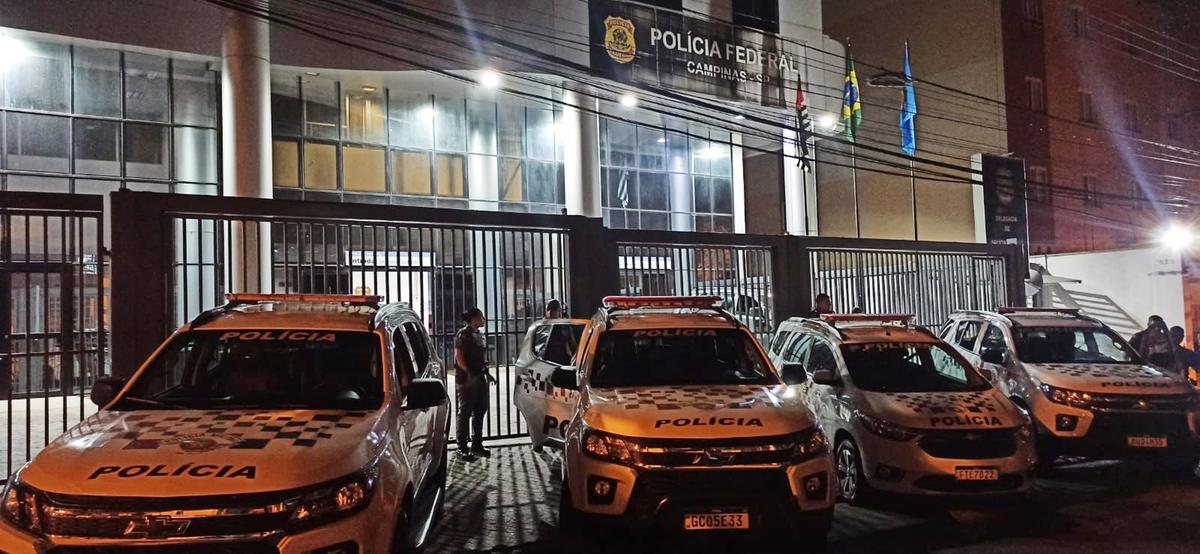 Viaturas da Polícia Militar estacionadas em frente à sede da Polícia Federal em Campinas: ação conjunta (Divulgação/ PF)