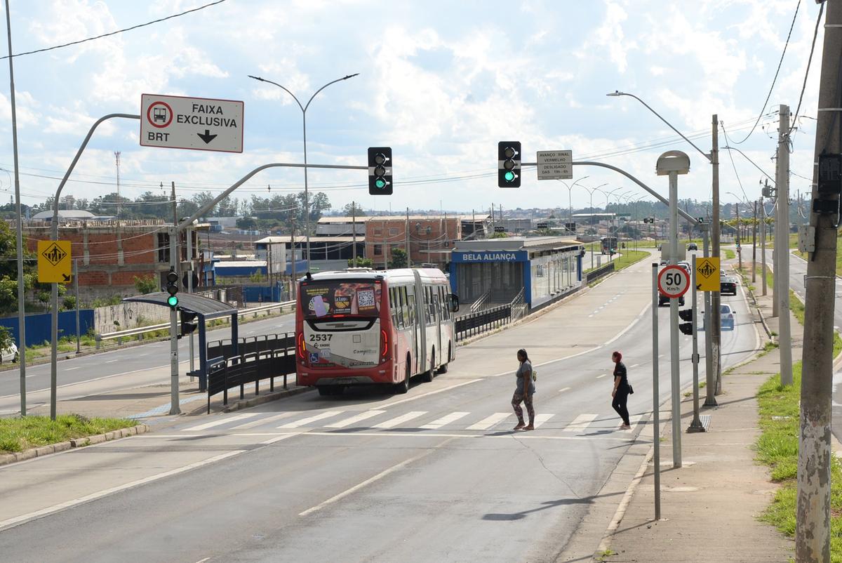 Pedestres atravessam a Avenida John Boyd Dunlop com semáforo aberto aos veículos, em uma lista das cinco vias mais perigosas em acidentes na cidade, avenida ocupa a 1ª posição (Alessandro Torres)