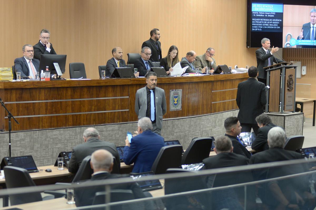 Por 18 votos a 12, maioria simples, os parlamentares optaram por arquivar o relatório da CPI da Propina e não abrir a Comissão Processante de imediato, que poderia levar à cassação do vereador Zé Carlos (Alessandro Torres)