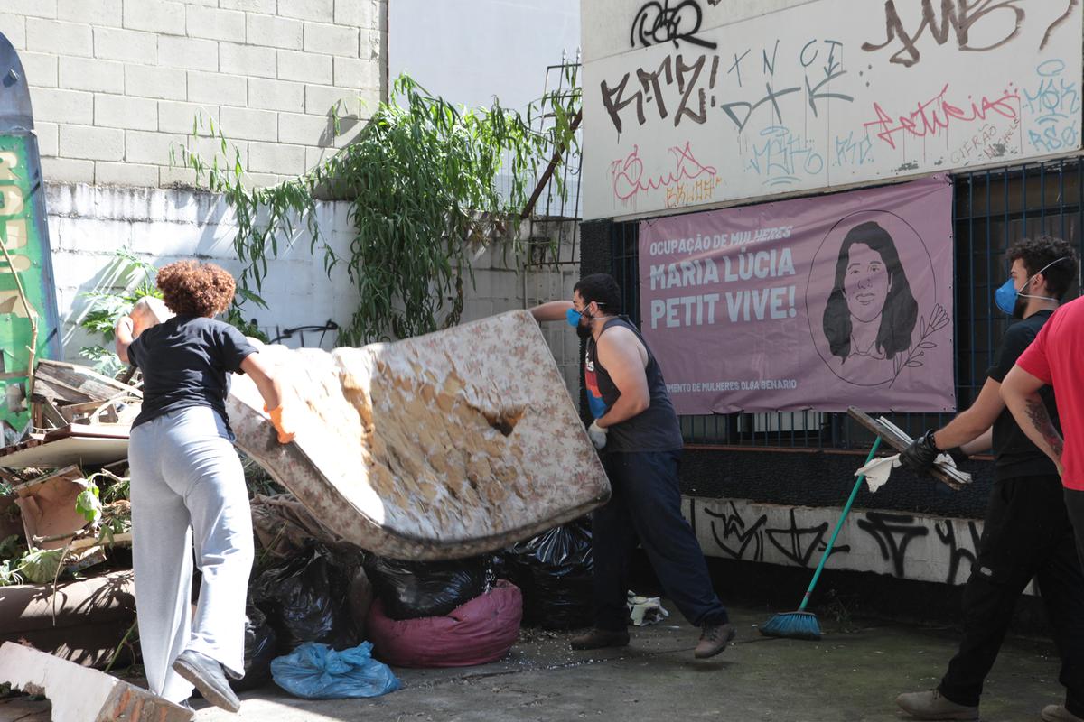 Representantes do Movimento de Mulheres Olga Benário fazem um mutirão para retirar o lixo e o entulho do imóvel privado abandonado na Rua Delfino Cintra, no bairro Botafogo, em Campinas (Rodrigo Zanotto)