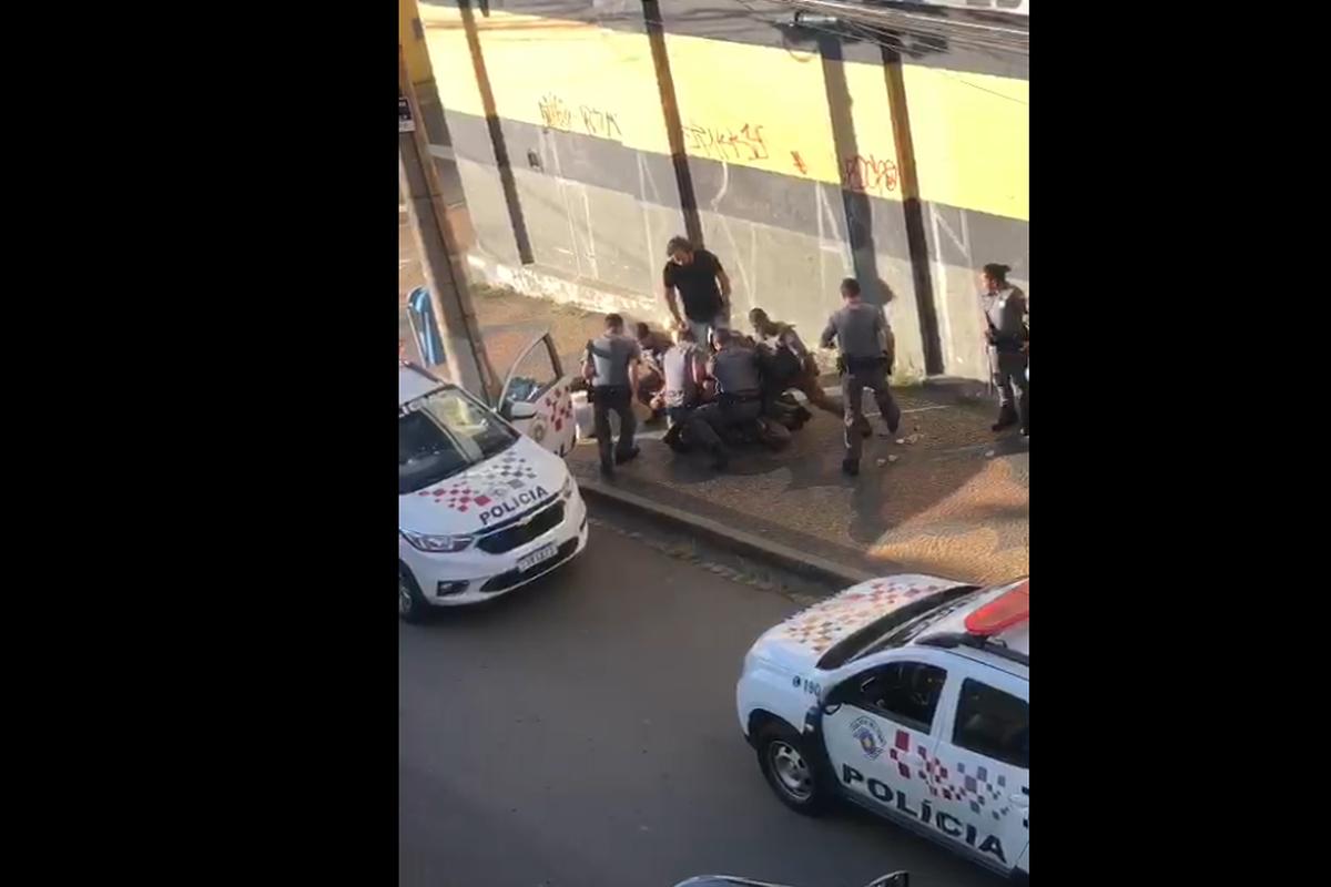 Assaltante ofereceu muita resistência na hora da prisão, o que exigiu uma ampla mobilização da Polícia (Reprodução/ Redes Sociais)