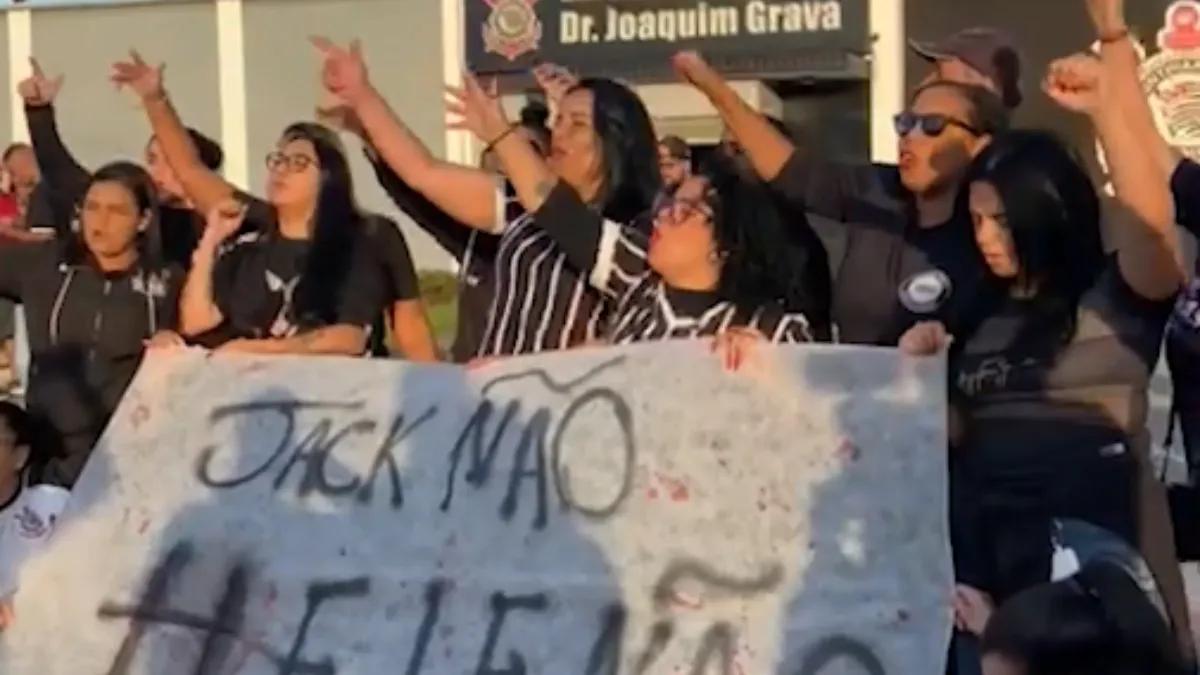 Torcedoras do Corinthians pedem a saída de Cuca (Reprodução)