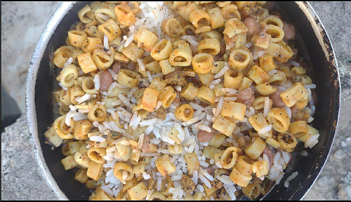 Os pontinhos pretos na comida se parecem com grãos de pimenta do reino, mas na verdade são chumbinho (Divulgação)