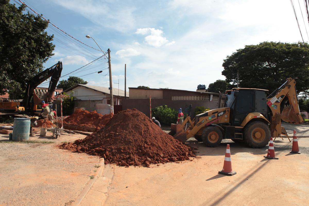 A movimentação de máquinas ganhou intensidade no Campo Belo com o início das obras de drenagem e asfaltamento das ruas, uma reivindicação de décadas dos moradores (Rodrigo Zanotto)