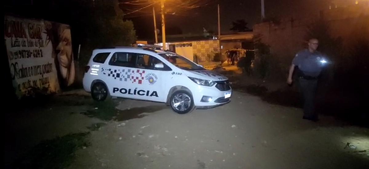 Policiais militares cercam a cena do crime onde um rapaz de 28 anos matou um motorista de 34 anos durante um churrasco na casa da vítima (Divulgação)