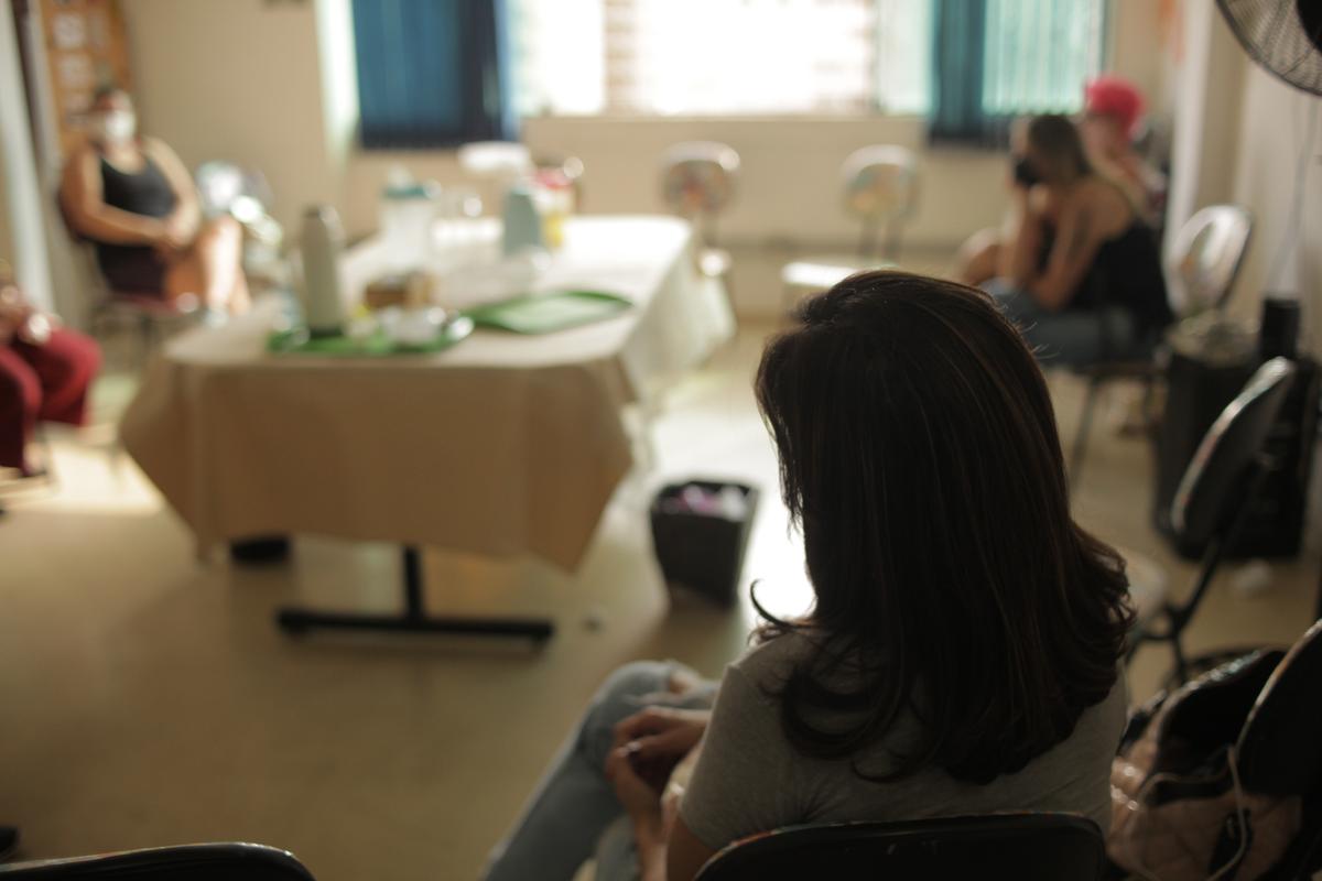 Mulheres vítimas de violência são acolhidas em espaços por não terem para onde ir; elas se reúnem, contam suas histórias, trocam experiências para enfrentar as atitudes dos agressores que colocam em risco a integridade física, psicológica, sexual, patrimonial e moral das ofendidas (Kamá Ribeiro)