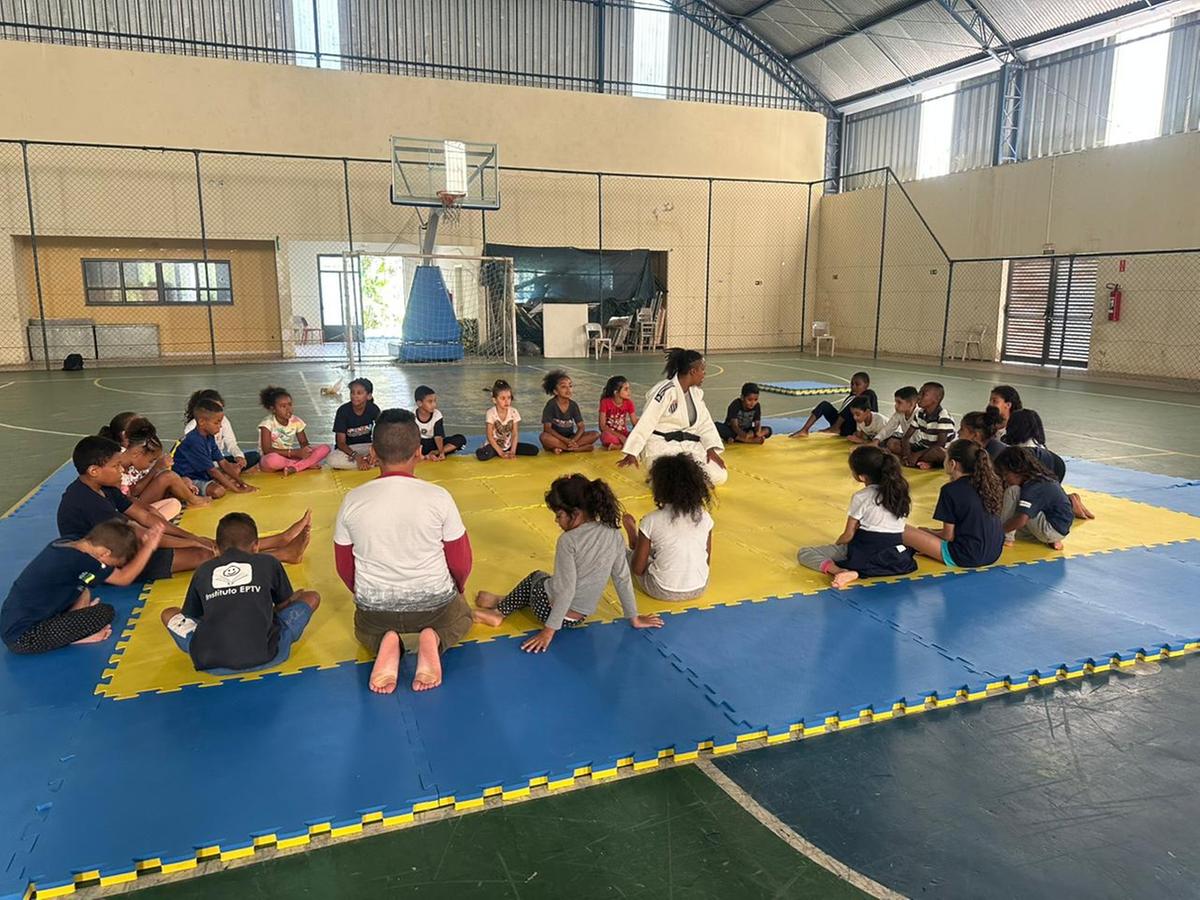 O Instituto Padre Haroldo e a Associação Fábrica de Saúde Esporte e Cultura estão investindo na prática do judô entre crianças e adolescentes, na faixa de 6 a 17 anos: objetivo, a princípio, é educativo, mas projeto pode ser também o passo inicial para quem deseja atingir estágios mais avançados (Joseane Oliveira/ Divulgação)